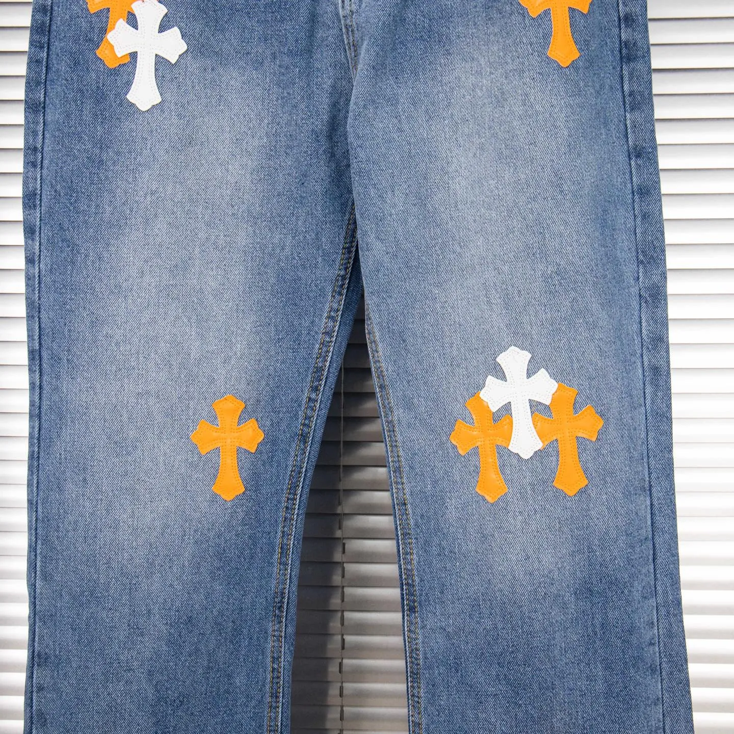 P260 Chrome Hearts light blue pants, Sanskrit yellow and white patchwork leather jeans. CH jeans need to be washed before being dismantled and then hand-stitched with sheepskin cross leather and then spliced ​​together. The whole piece has too many craftsmanship to explain. The patchwork is decorated with cross flowers, and the high-waisted washed jeans! ! Absolutely high-end luxury products, god-level single products and super popular products, made with top heavy industry, a must-see magic weapon. Customized hardware. The fabric is thick and soft after washing. It has good breathability. Customized small leather label. Unique design. The details are simple and elegant, and the workmanship is exquisite. The entire trousers are neatly routed and the details are in place! It’s so cool that both men and women can easily control the genderless trend! Style number: 1804# Color: blue Size: 28 30 32 34